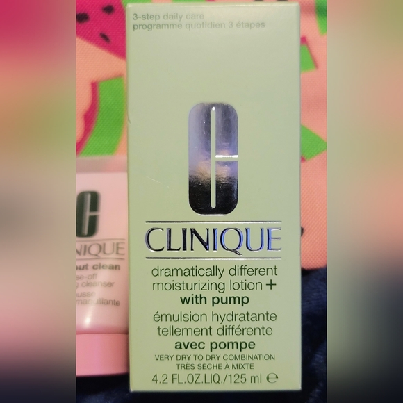 Clinique Full Size Dramatically Different Moisturizing Lotion and Bonus Gift Bag - Picture 3 of 6